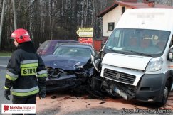 Zderzenie osobówki z busem - foto