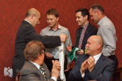 Prezydent z szalikiem klubowym