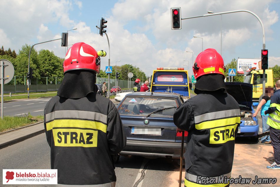 Czołowe zderzenie osobówek - foto