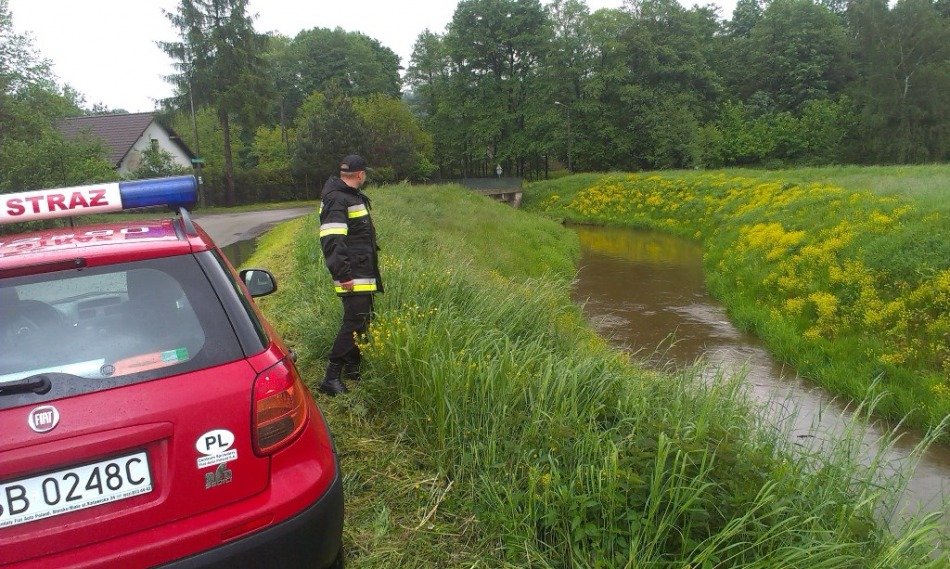 Zalane piwnice i uszkodzony wał