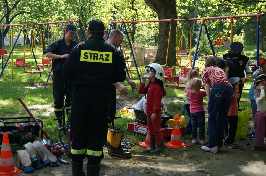 Przyszli do dzieci z dzielnicowym