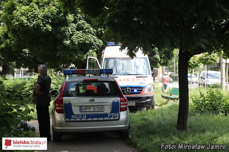 Kobieta zmarła na skwerze