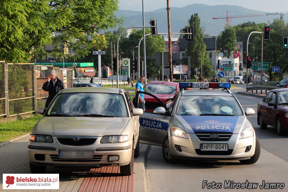 Zderzenie na czerwonym świetle - foto