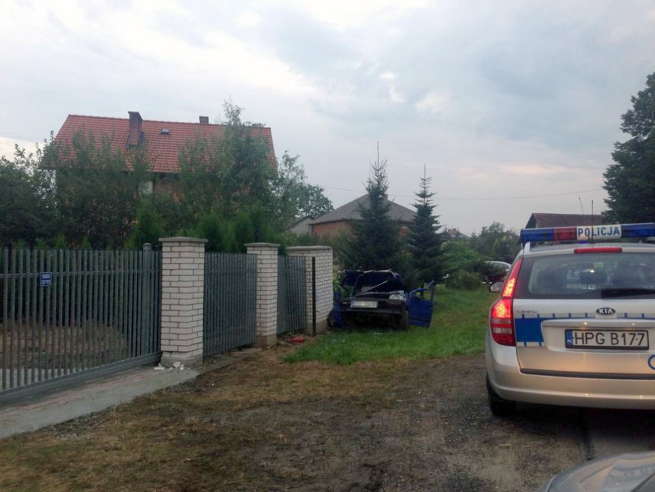 Kierowca i pasażer w stanie krytycznym - foto