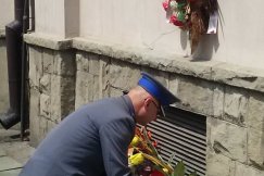 Oddali im hołd