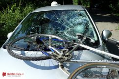 Czołowe zderzenie rowerzystów z osobówką - foto