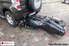 Wbił motocykl pod samochód - foto