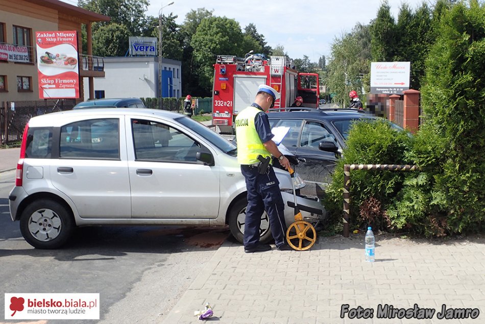 Czołowe zderzenie osobówek - foto
