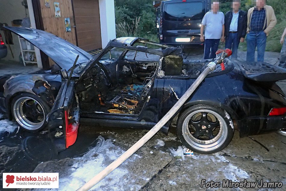 Spłonęło porsche na Złotych Łanach - foto