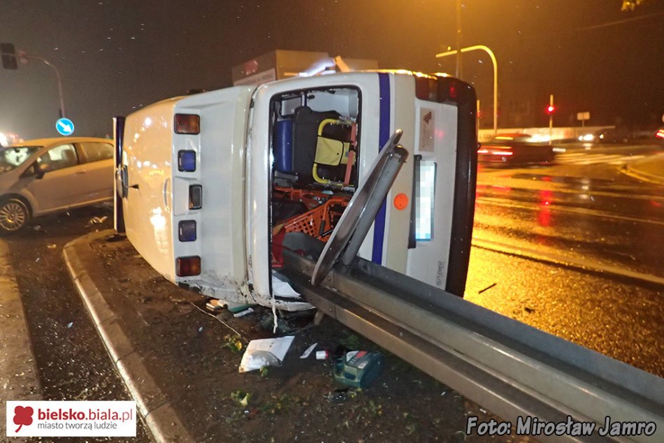 Zderzenie ambulansu z osobówką - foto