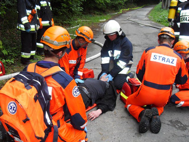 Śmigłowiec ratowniczy na boisku