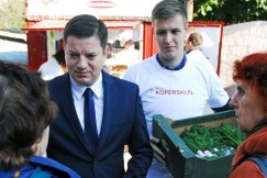 Koperek wyborczy na targowisku - foto