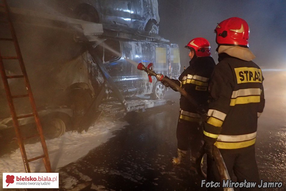 Pożar aut na przyczepie lawety - foto