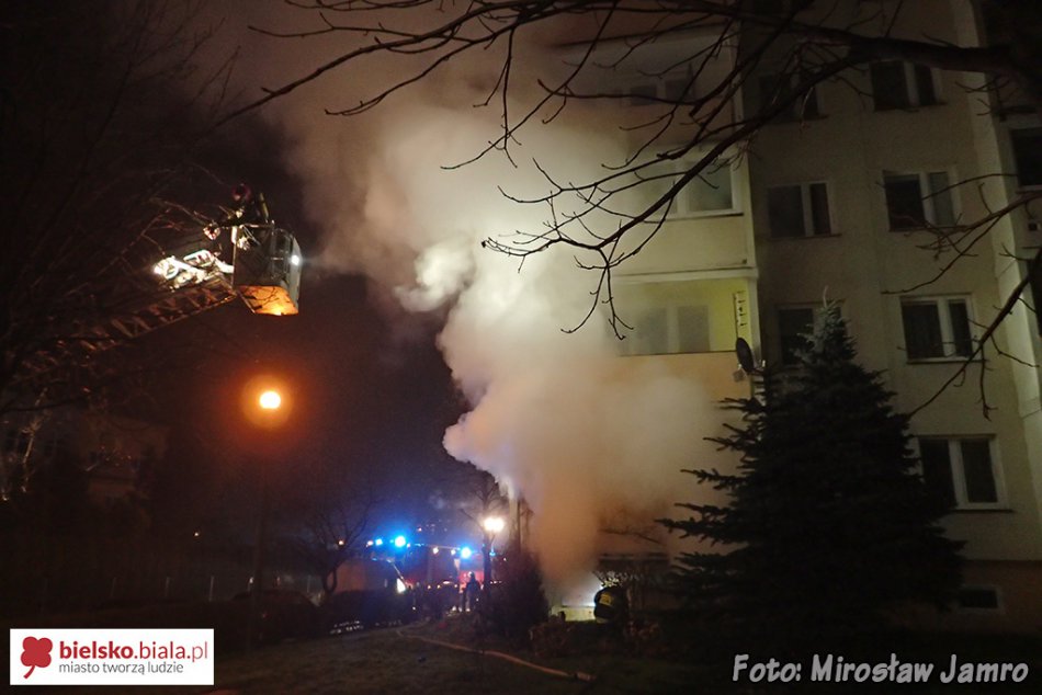 Płonie piwnica bloku wielorodzinnego - foto