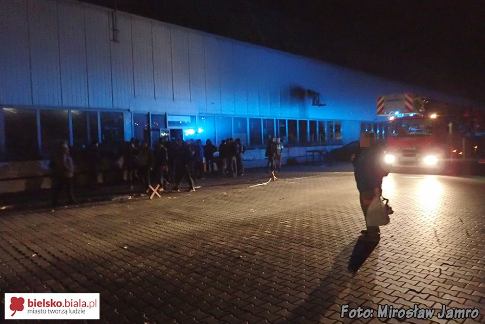 Pożar dachu i ocieplenia hali - foto