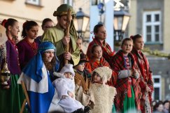 Przez miasto z koroną na głowie