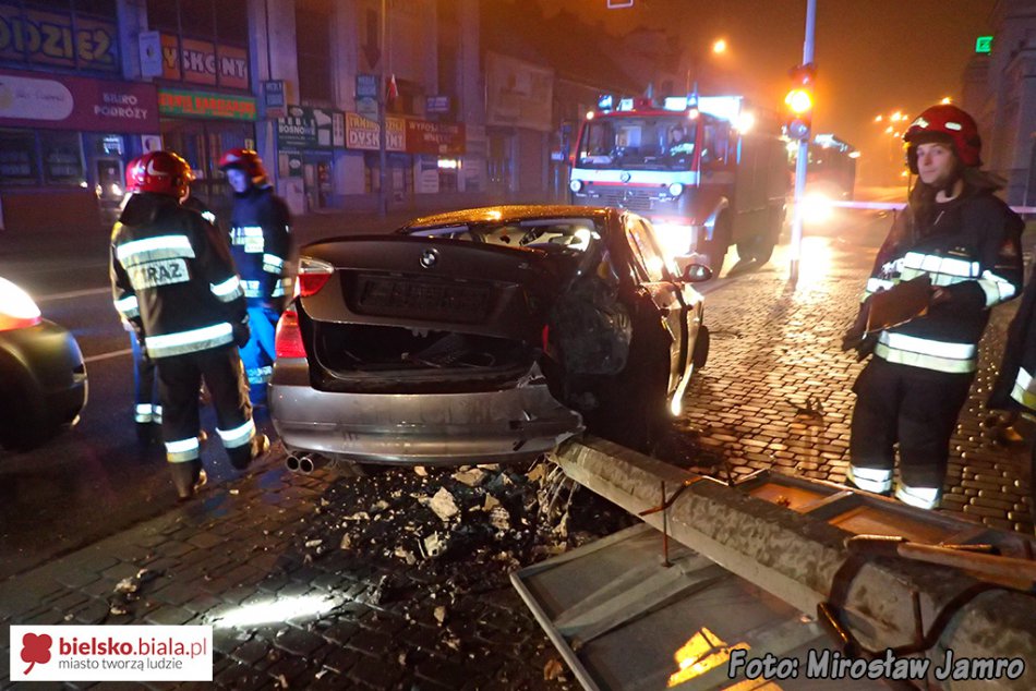 Skosił autem betonową latarnię - foto