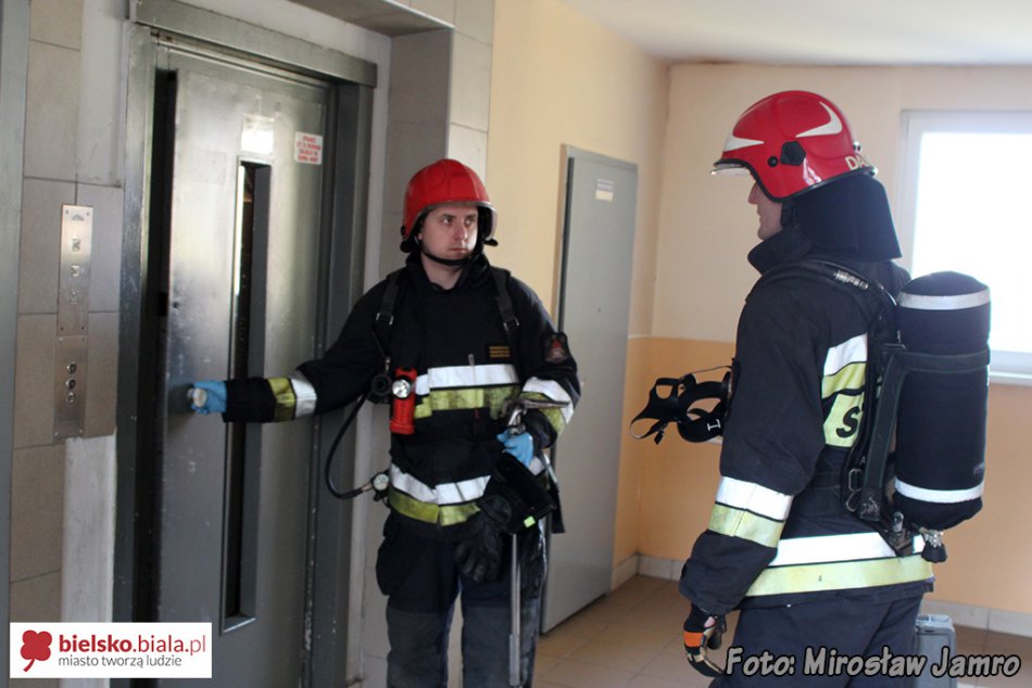 Drzwi otworzyli strażacy - foto