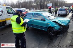 Uderzył z impetem w auto - foto