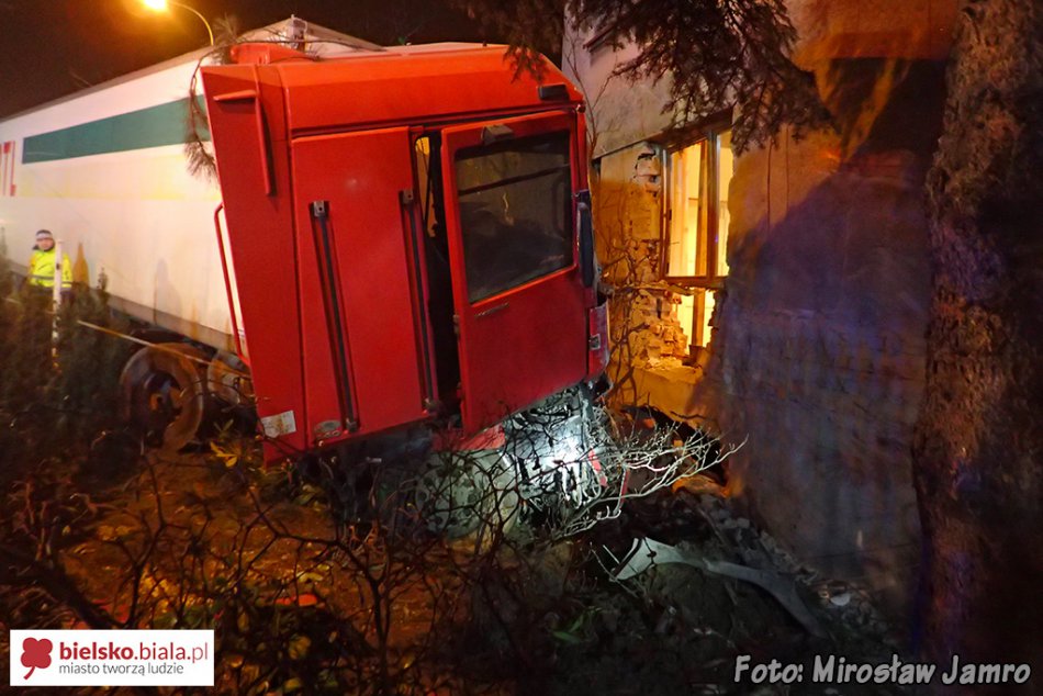 Uderzył tirem w budynek - foto