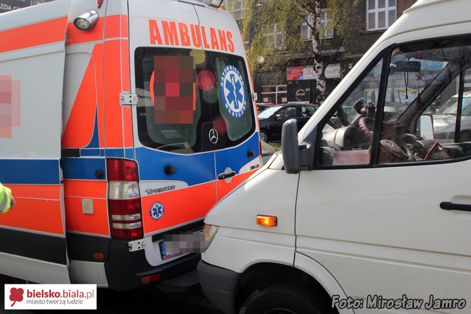 Wjechał w ambulans na czerwonym - foto