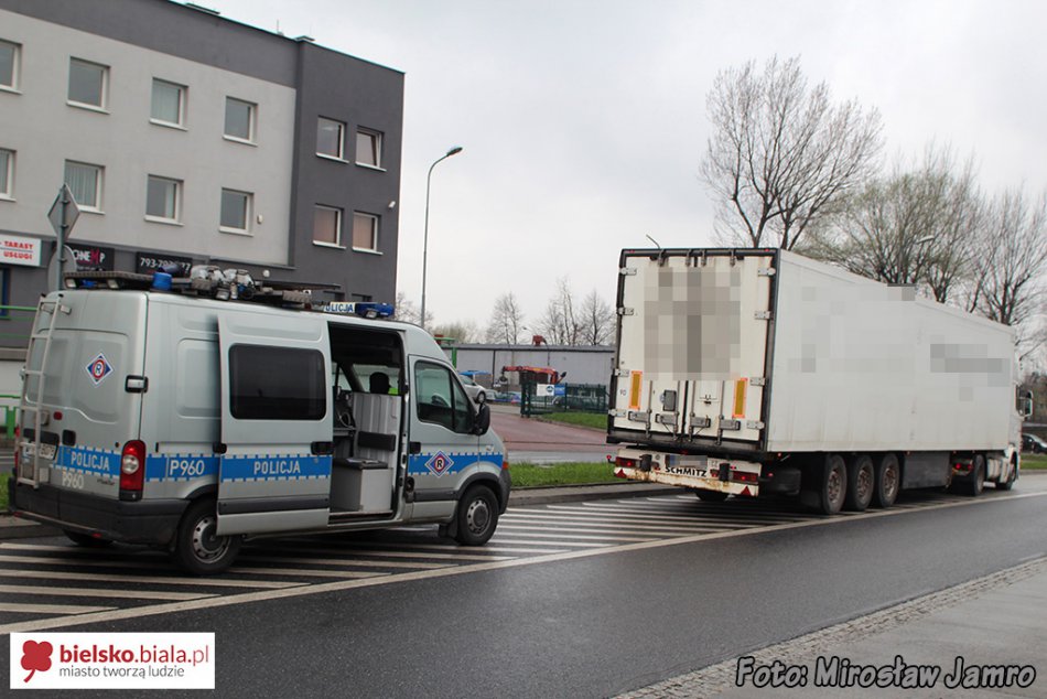 Kolizja osobówki z ciężarówką - foto