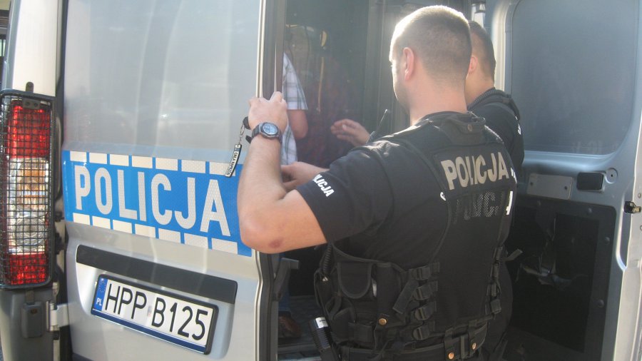 Splunął policjantowi w twarz