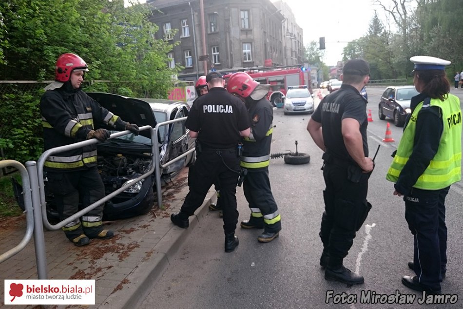 Z impetem wpadł na chodnik - foto