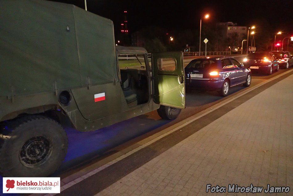 Wojskowy hummer kontra osobówka - foto