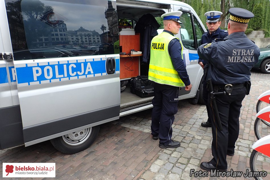 Nietrzeźwy kierowca przed ratuszem - foto