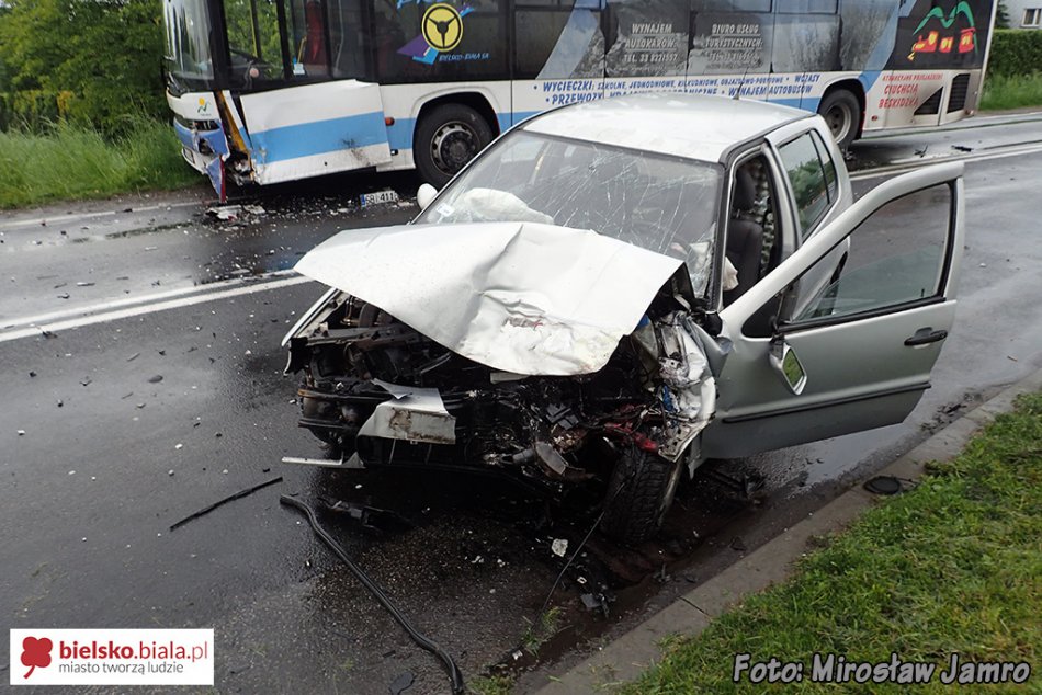 Czołowe zderzenie z autobusem - foto