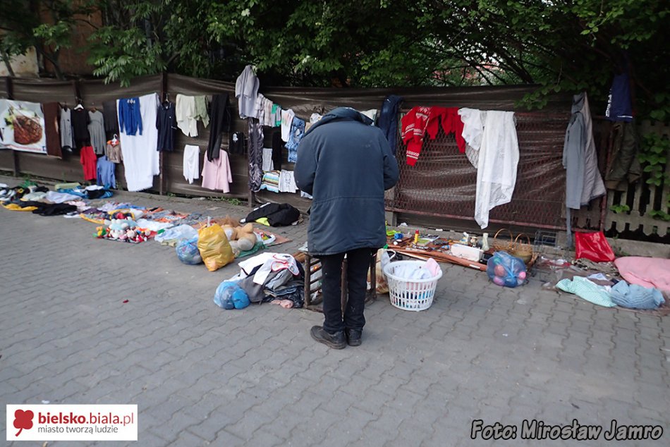 Dobę handlował pod chmurką - foto