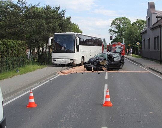 Czołowe zderzenie z autobusem - foto