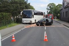 Czołowe zderzenie z autobusem - foto