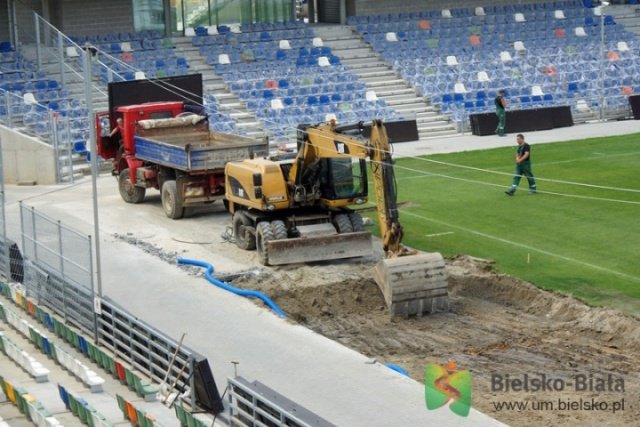 Przesuwanie murawy na stadionie