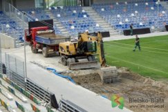 Przesuwanie murawy na stadionie