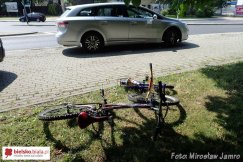 Zderzenie rowerka z samochodem - foto