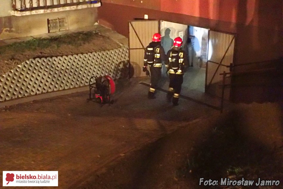 Pożar w śmietniku wieżowca - foto