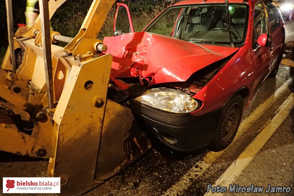 Nabił auto na koparkę - foto