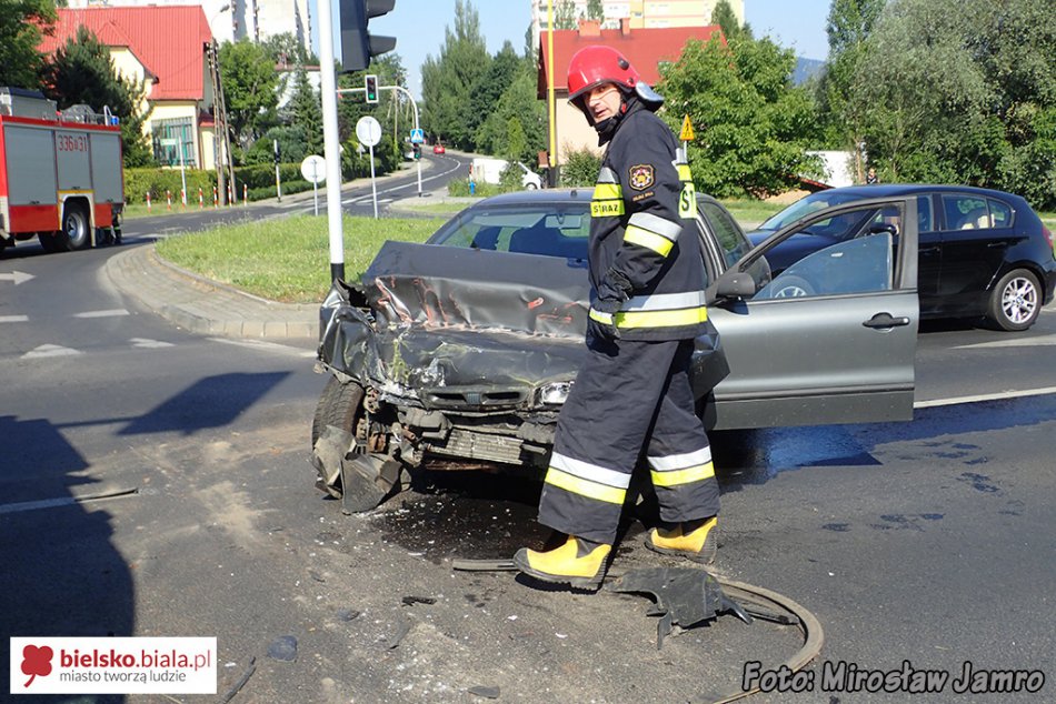 Zderzenie autobusu MZK z osobówką - foto