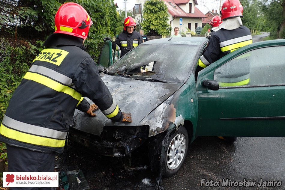 Spłonęło auto obok strażnicy - foto