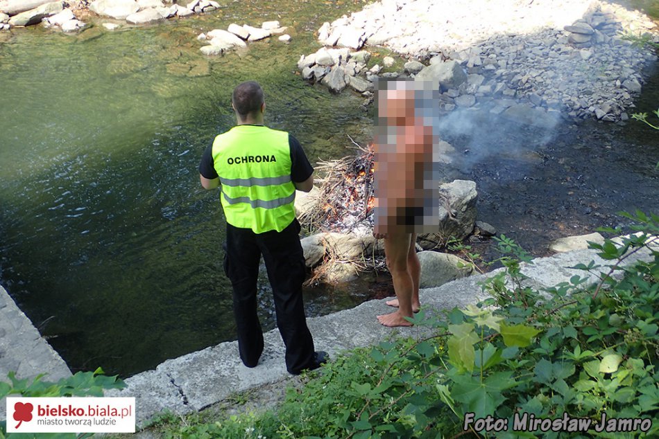 Ognisko w korycie rzeki - foto