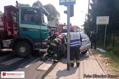 Uwalniają zakleszczoną kobietę - foto