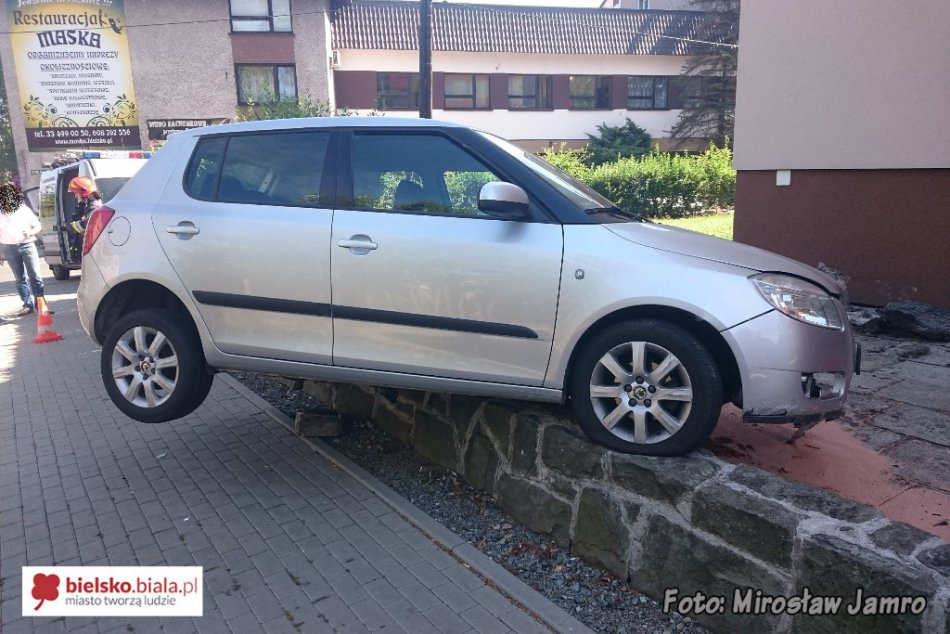 Skoda zawisła na murze - foto