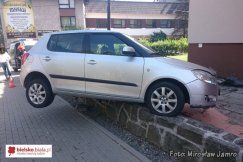 Skoda zawisła na murze - foto