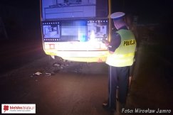 Wbił samochód pod autobus - foto