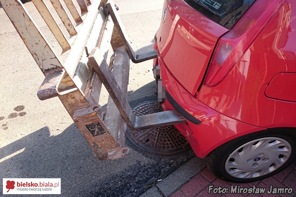Nabił auto na widły - foto
