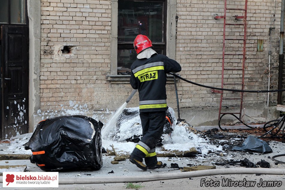 Pożar na dachu zakładu - foto