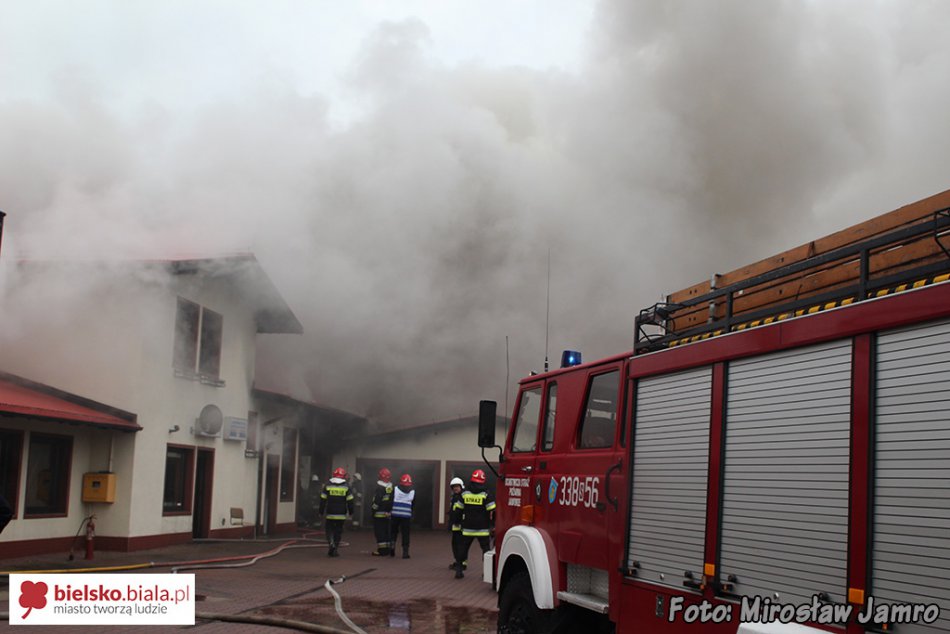 Płonie lakiernia w Jaworzu - foto