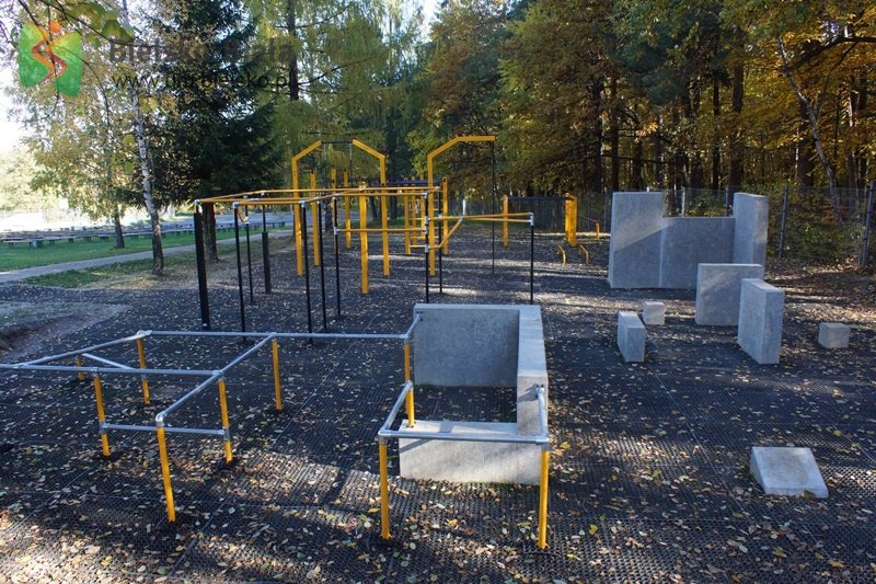 Betonowe przeszkody w parku
